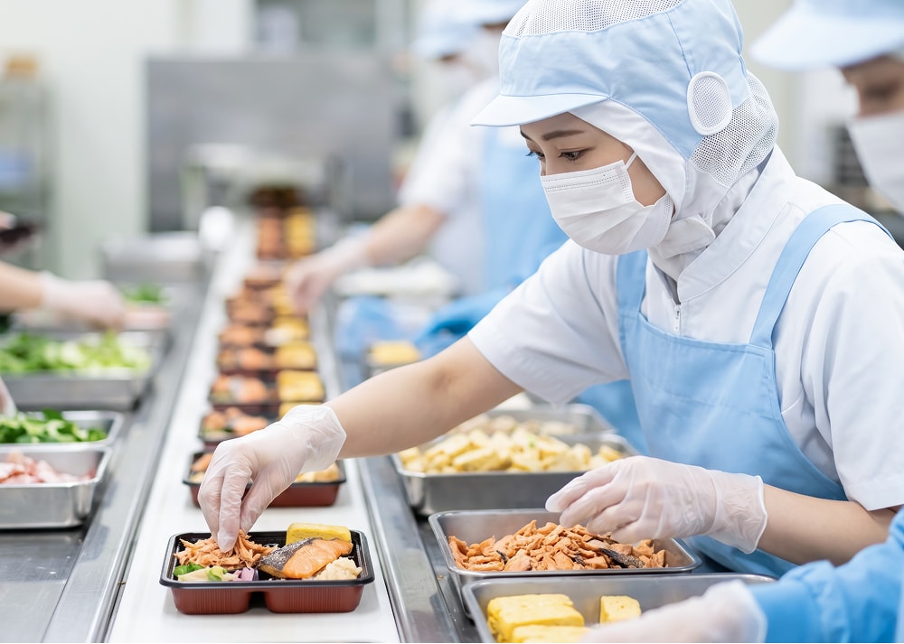 食品製造ラインで働くスタッフ